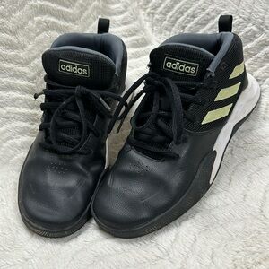 Adidas hi top Black Boys Sneakers / Athletic Shoes, Size 5.5